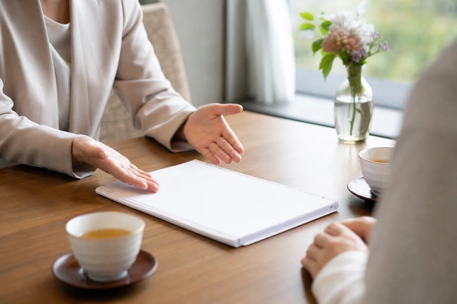 令和の仲人が無料相談で話を聞く場をイメージした、結婚相談所の落ち着いた応接室の写真